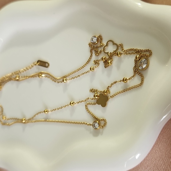 Stainless steel layered crystal clover necklace - Picture 5 of 5